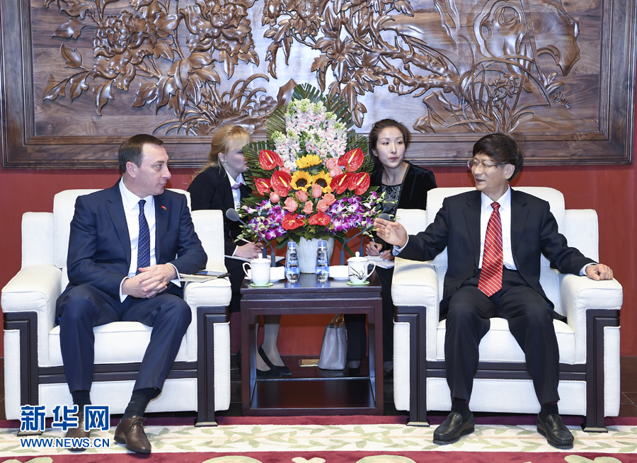 4月10日,中共中央政治局委员、中央政法委书记、中白政府间合作委员会中方主席孟建柱在北京会见白俄罗斯总统办公厅副主任、中白政府间合作委员会白方主席斯诺普科夫。新华社记者 张领 摄 4月10日,中共中央政治局委员、中央政法委书记、中白政府间合作委员会中方主席孟建柱在北京会见白俄罗斯总统办公厅副主任、中白政府间合作委员会白方主席斯诺普科夫。新华社记者 张领 摄