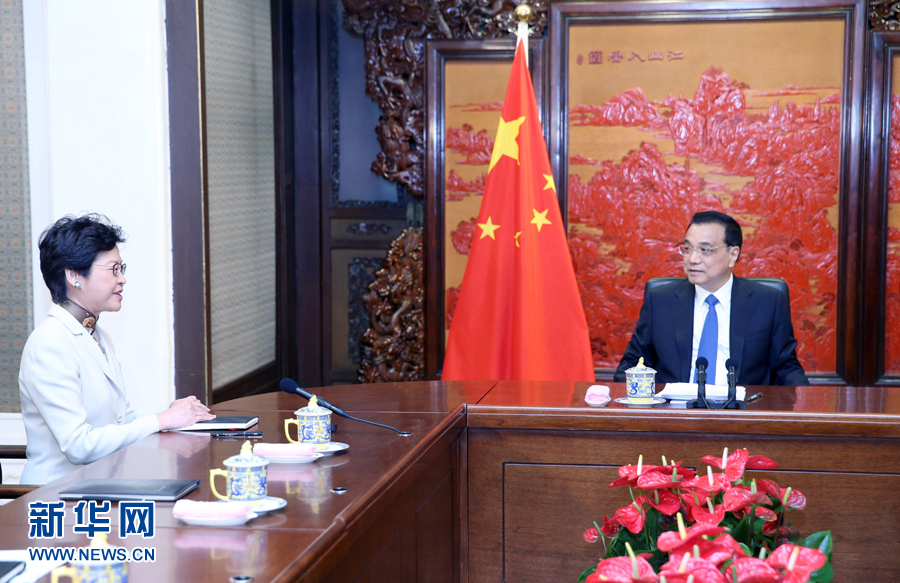 4月11日，国务院总理李克强在北京中南海紫光阁会见林郑月娥，颁发任命她为中华人民共和国香港特别行政区第五任行政长官的国务院第678号令。新华社记者 姚大伟 摄