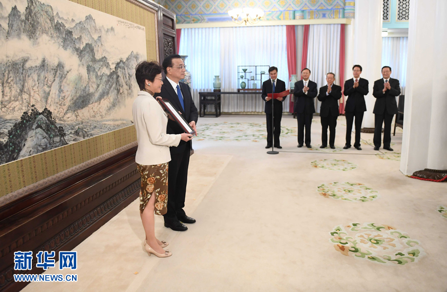 4月11日，国务院总理李克强在北京中南海紫光阁会见林郑月娥，颁发任命她为中华人民共和国香港特别行政区第五任行政长官的国务院第678号令。新华社记者 张铎 摄