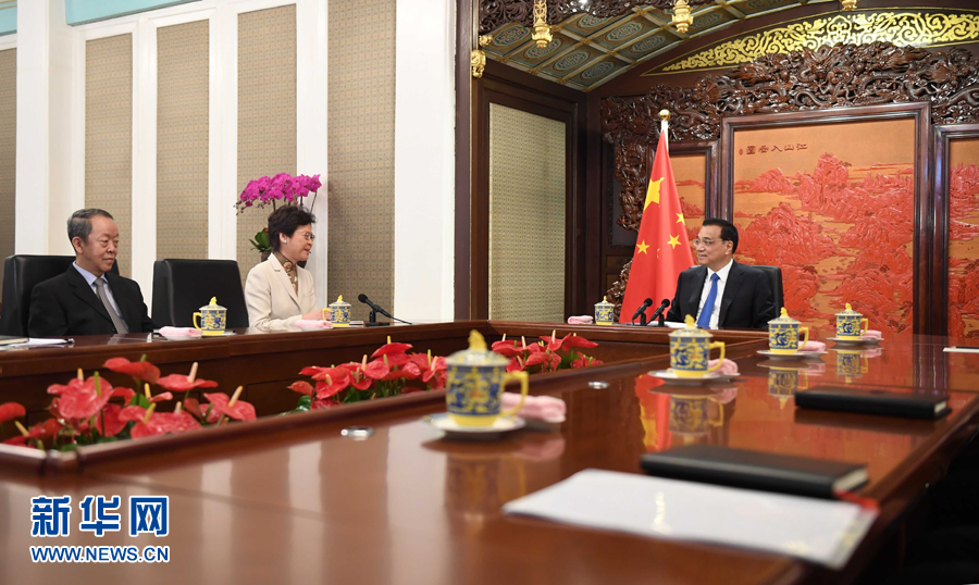 4月11日，国务院总理李克强在北京中南海紫光阁会见林郑月娥，颁发任命她为中华人民共和国香港特别行政区第五任行政长官的国务院第678号令。新华社记者 张铎 摄