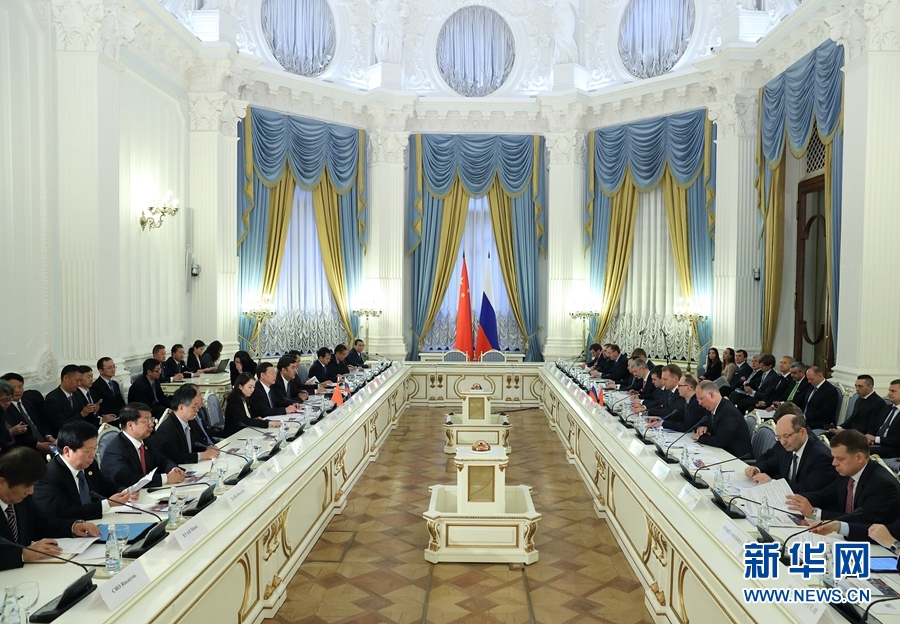 4月12日，国务院副总理张高丽与俄罗斯第一副总理舒瓦洛夫在莫斯科举行中俄投资合作委员会第四次会议。 新华社记者 王晔 摄