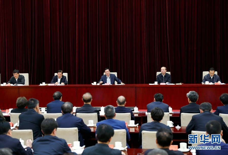 4月13日，中央宣传部、中央政法委在北京召开贯彻落实《关于进一步把社会主义核心价值观融入法治建设的指导意见》电视电话会议。中共中央政治局委员、中央书记处书记、中宣部部长刘奇葆出席会议并讲话。新华社记者丁海涛摄