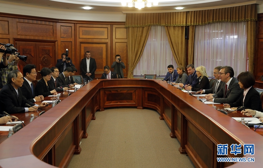 4月12日，塞尔维亚前进党主席、政府总理武契奇（右二）在贝尔格莱德会见中共中央政治局委员、中央党的建设工作领导小组副组长张春贤（左二）。新华社发（普雷德拉格·米洛萨夫列维奇摄）