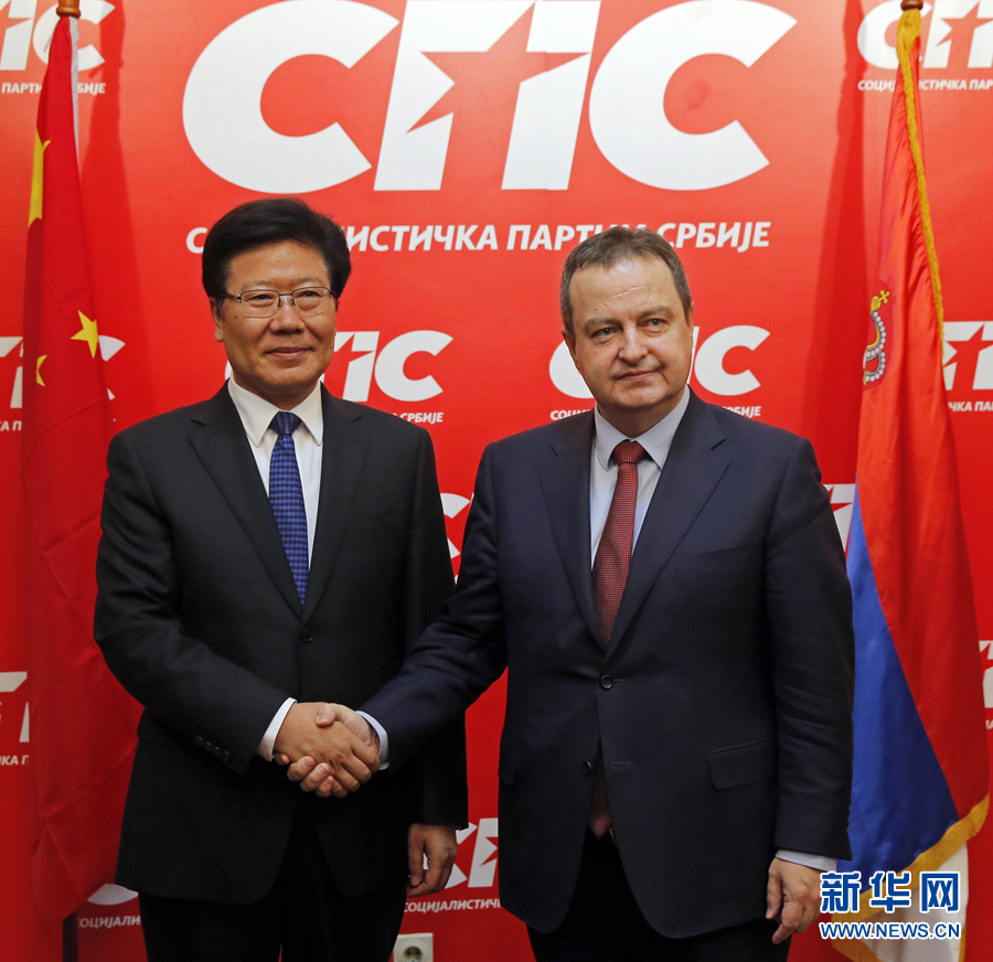 4月13日，中共中央政治局委员、中央党的建设工作领导小组副组长张春贤（左）在塞尔维亚贝尔格莱德会见塞社会党主席、政府第一副总理兼外长达契奇。新华社发（普雷德拉格·米洛萨夫列维奇摄）