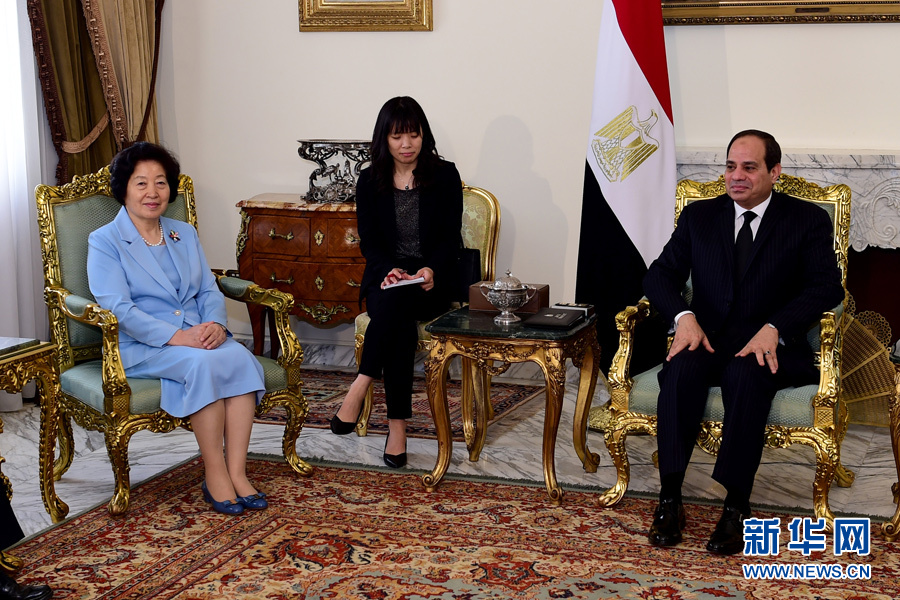 4月13日，埃及总统塞西（右一）在开罗会见中共中央政治局委员、中央统战部部长孙春兰（左一）。 新华社记者赵丁喆摄 
