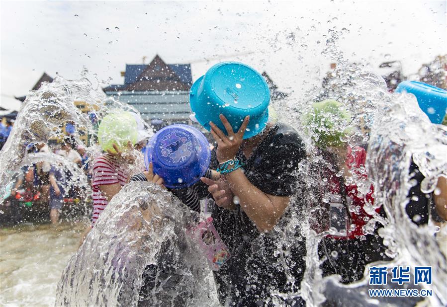 #（社會）（2）西雙版納上演萬人潑水狂歡