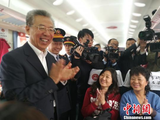 山西太原至吕梁特快列车首发市委书记客串导游