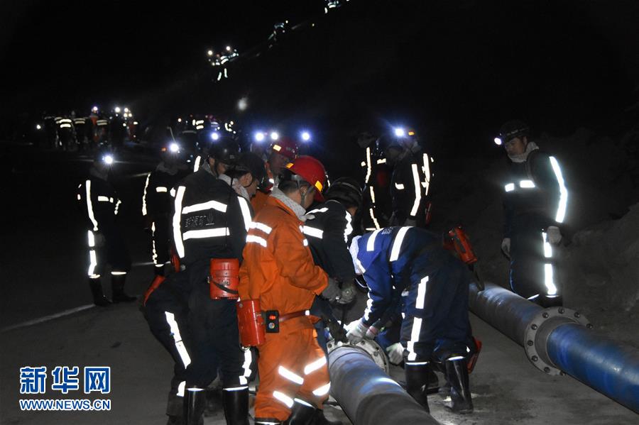 （新华网）（1）陕西神木一煤矿发生透水事故6人被困　井下通风已恢复