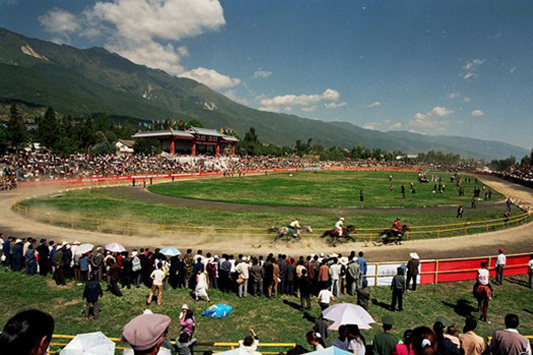 【纪检人·镜头】三月街赛马 马背展雄风