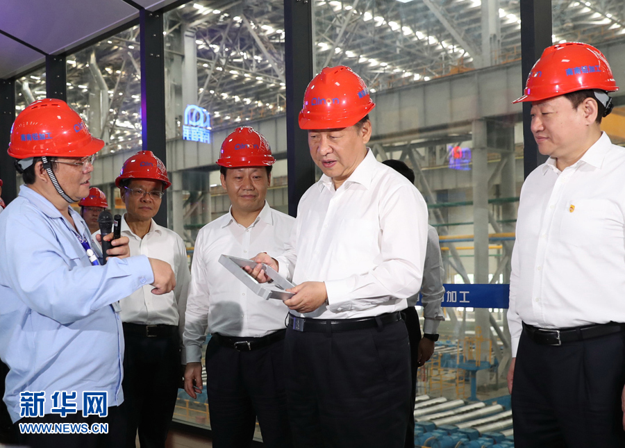 4月19日至21日,中共中央总书记、国家主席、中央军委主席习近平在广西考察。这是4月20日上午,习近平在广西南南铝加工有限公司察看高端铝合金产品。新华社记者 谢环驰 摄
4月19日至21日,中共中央总书记、国家主席、中央军委主席习近平在广西考察。这是4月20日上午,习近平在广西南南铝加工有限公司察看高端铝合金产品。新华社记者 谢环驰 摄