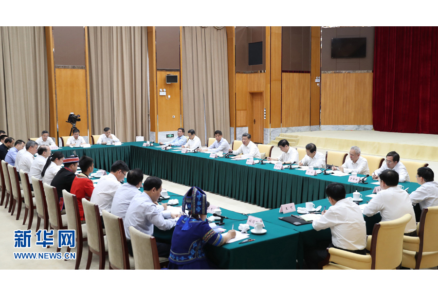 4月19日至21日,中共中央总书记、国家主席、中央军委主席习近平在广西考察。这是4月20日下午,习近平在南宁主持召开基层代表座谈会,听取大家对党的十九大的建议和期待。新华社记者 谢环驰 摄
4月19日至21日,中共中央总书记、国家主席、中央军委主席习近平在广西考察。这是4月20日下午,习近平在南宁主持召开基层代表座谈会,听取大家对党的十九大的建议和期待。新华社记者 谢环驰 摄