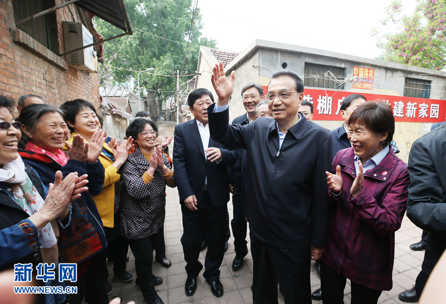 4月19日至21日，中共中央政治局常委、国务院总理李克强在山东威海、济南考察。这是4月21日，李克强在济南经十一路棚户区考察。新华社记者 姚大伟 摄