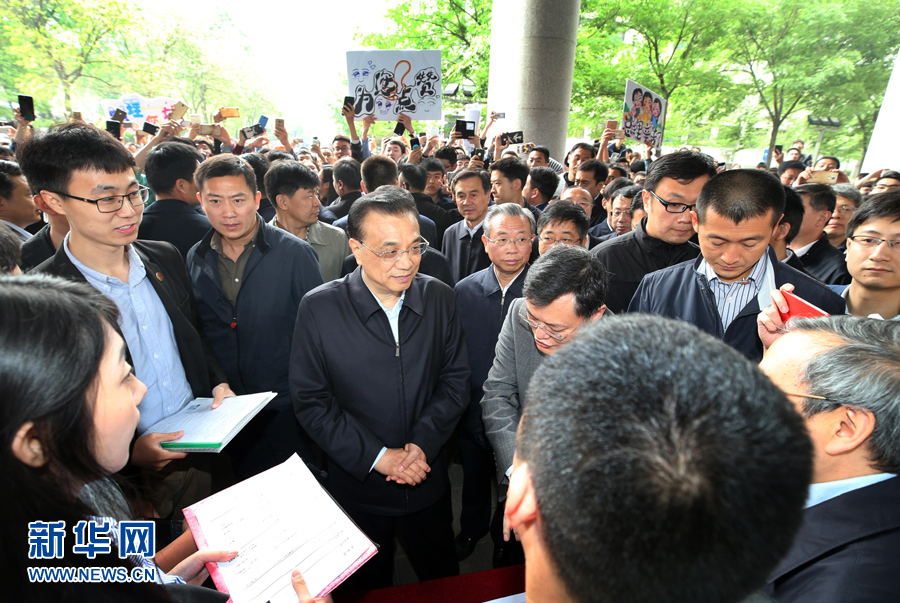 4月19日至21日，中共中央政治局常委、国务院总理李克强在山东威海、济南考察。这是4月21日，李克强在山东大学考察。 新华社记者姚大伟 摄