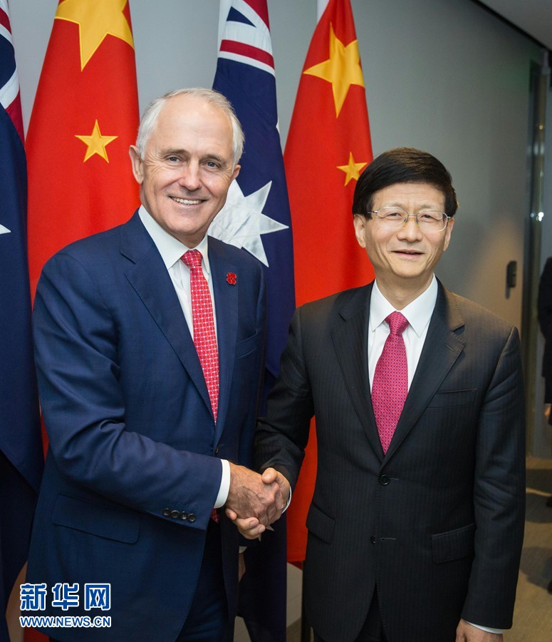 4月21日,正在澳大利亚访问的中共中央政治局委员、中央政法委书记孟建柱(右)在悉尼会见澳总理特恩布尔。 新华社发(朱宏业摄) 4月21日,正在澳大利亚访问的中共中央政治局委员、中央政法委书记孟建柱(右)在悉尼会见澳总理特恩布尔。 新华社发(朱宏业摄)