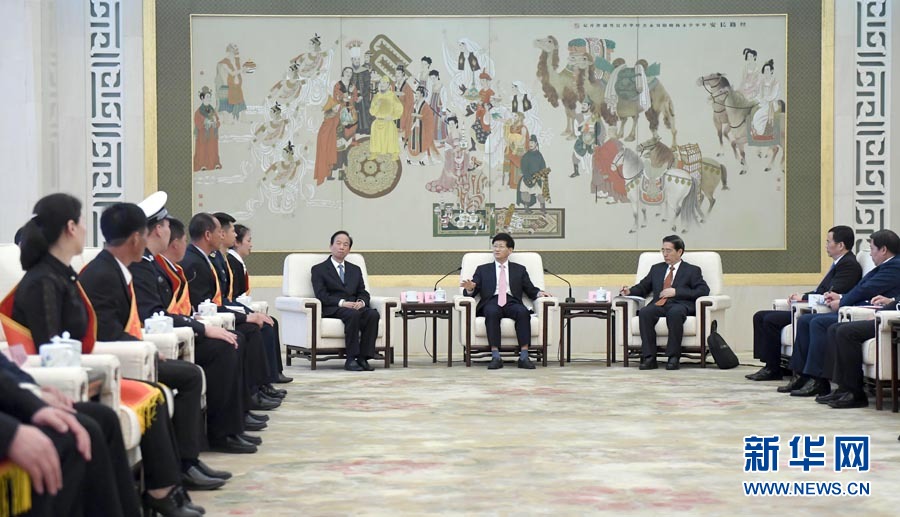 4月24日,第十三届全国见义勇为英雄模范表彰大会在北京人民大会堂召开。会前,中共中央政治局委员、中央政法委书记孟建柱与见义勇为英雄模范及家属代表座谈。国务委员、公安部部长郭声琨出席座谈会并在表彰大会上讲话。新华社记者 张铎 摄 4月24日,第十三届全国见义勇为英雄模范表彰大会在北京人民大会堂召开。会前,中共中央政治局委员、中央政法委书记孟建柱与见义勇为英雄模范及家属代表座谈。国务委员、公安部部长郭声琨出席座谈会并在表彰大会上讲话。新华社记者 张铎 摄