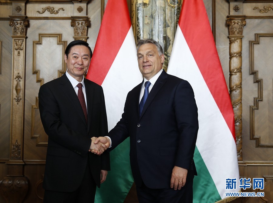 4月24日，在匈牙利首都布达佩斯，匈牙利总理、青民盟主席欧尔班（右）会见中共中央政治局委员、中央书记处书记、中宣部部长刘奇葆。新华社记者叶平凡摄