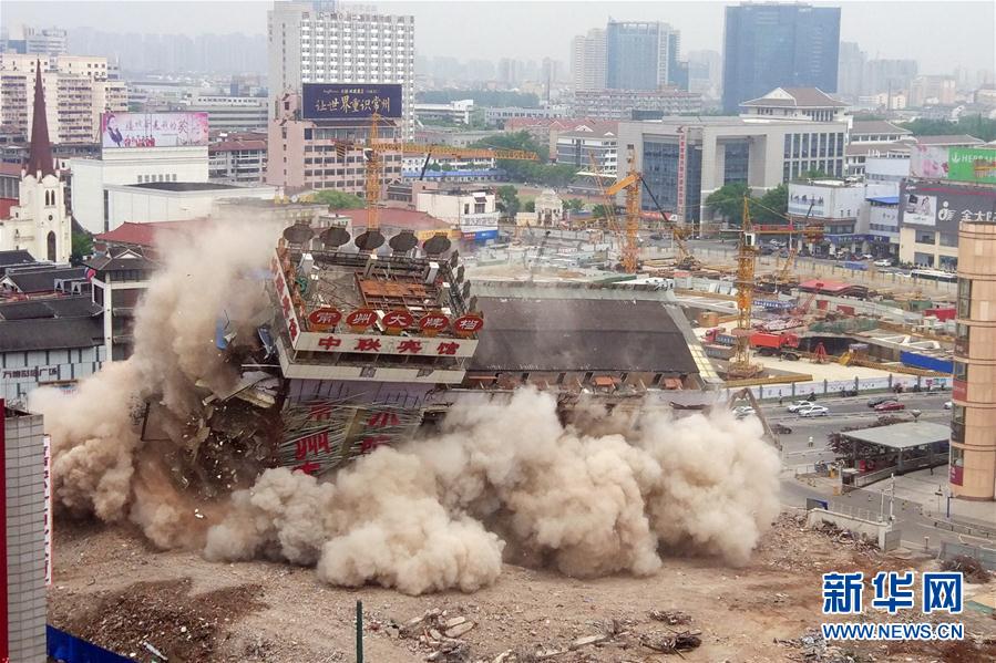 #（社会）（2）江苏常州中联大厦整体放倒拆除