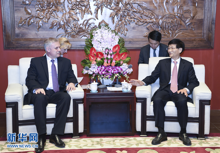 4月26日,中共中央政治局委员、中央政法委书记孟建柱在北京会见白俄罗斯安全会议国务秘书扎西。 新华社记者 张领 摄 4月26日,中共中央政治局委员、中央政法委书记孟建柱在北京会见白俄罗斯安全会议国务秘书扎西。 新华社记者 张领 摄