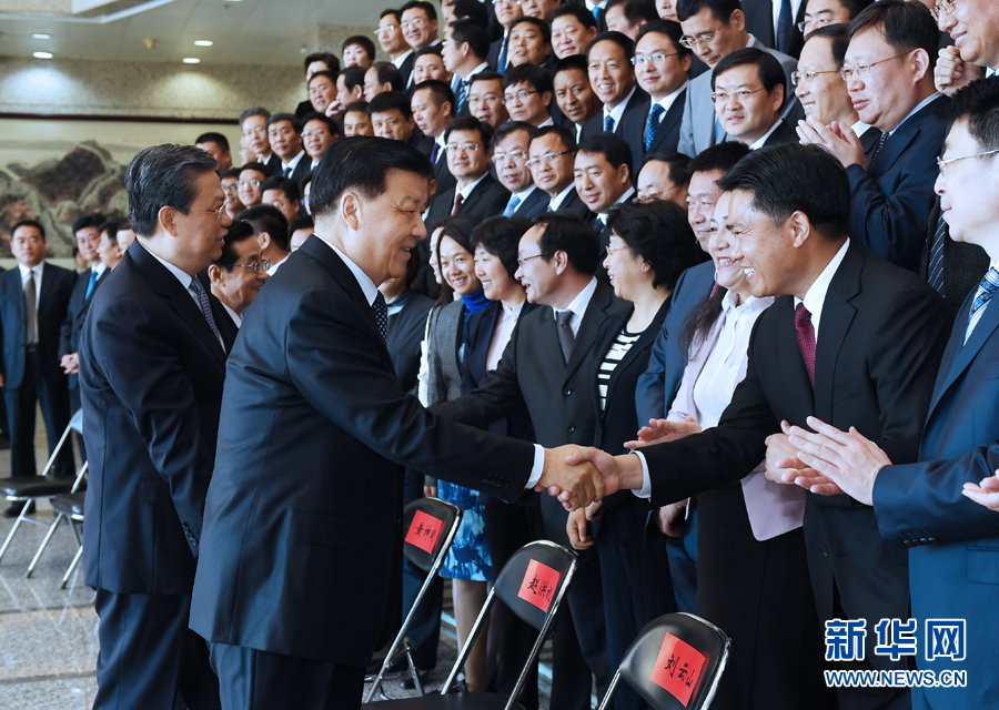 4月27日，中共中央党校举行2017年春季学期第一批进修班毕业典礼。中共中央政治局常委、中央党校校长刘云山出席毕业典礼，并为学员颁发毕业证书。新华社记者 饶爱民 摄