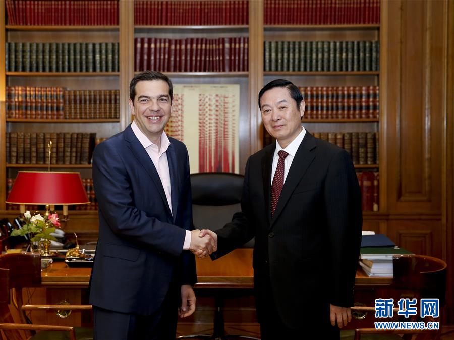 4月27日，希腊总理、左联党主席齐普拉斯（左）在雅典会见中共中央政治局委员、中央书记处书记、中宣部部长刘奇葆。 新华社记者 叶平凡 摄