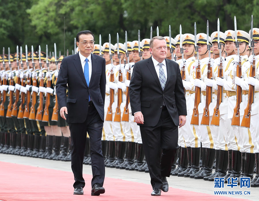 5月3日,国务院总理李克强在北京人民大会堂同来华进行正式访问的丹麦首相拉斯穆森举行会谈。会谈前,李克强在人民大会堂东门外广场为拉斯穆森举行欢迎仪式。新华社记者王晔摄 5月3日,国务院总理李克强在北京人民大会堂同来华进行正式访问的丹麦首相拉斯穆森举行会谈。会谈前,李克强在人民大会堂东门外广场为拉斯穆森举行欢迎仪式。新华社记者王晔摄