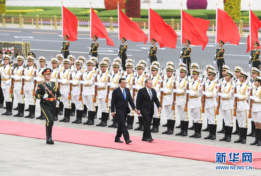 5月3日,国务院总理李克强在北京人民大会堂同来华进行正式访问的丹麦首相拉斯穆森举行会谈。会谈前,李克强在人民大会堂东门外广场为拉斯穆森举行欢迎仪式。新华社记者饶爱民摄 5月3日,国务院总理李克强在北京人民大会堂同来华进行正式访问的丹麦首相拉斯穆森举行会谈。会谈前,李克强在人民大会堂东门外广场为拉斯穆森举行欢迎仪式。新华社记者饶爱民摄