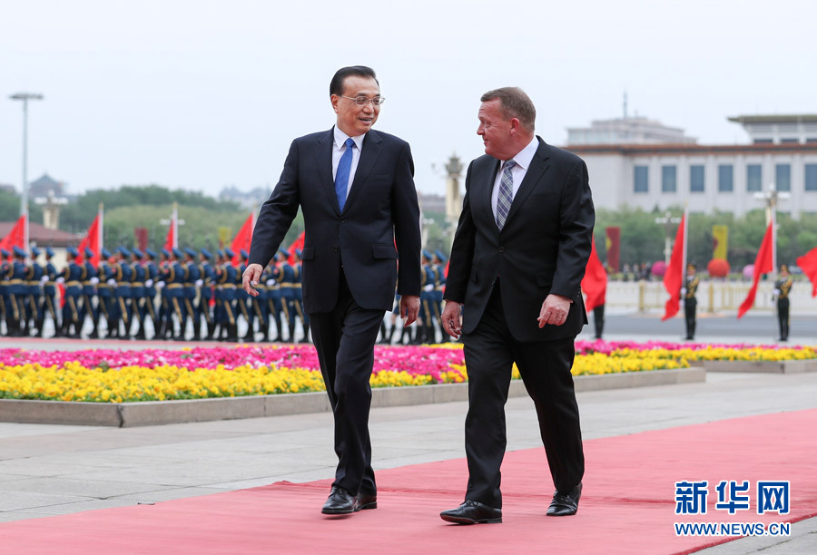 5月3日,国务院总理李克强在北京人民大会堂同来华进行正式访问的丹麦首相拉斯穆森举行会谈。会谈前,李克强在人民大会堂东门外广场为拉斯穆森举行欢迎仪式。新华社记者谢环驰摄 5月3日,国务院总理李克强在北京人民大会堂同来华进行正式访问的丹麦首相拉斯穆森举行会谈。会谈前,李克强在人民大会堂东门外广场为拉斯穆森举行欢迎仪式。新华社记者谢环驰摄
