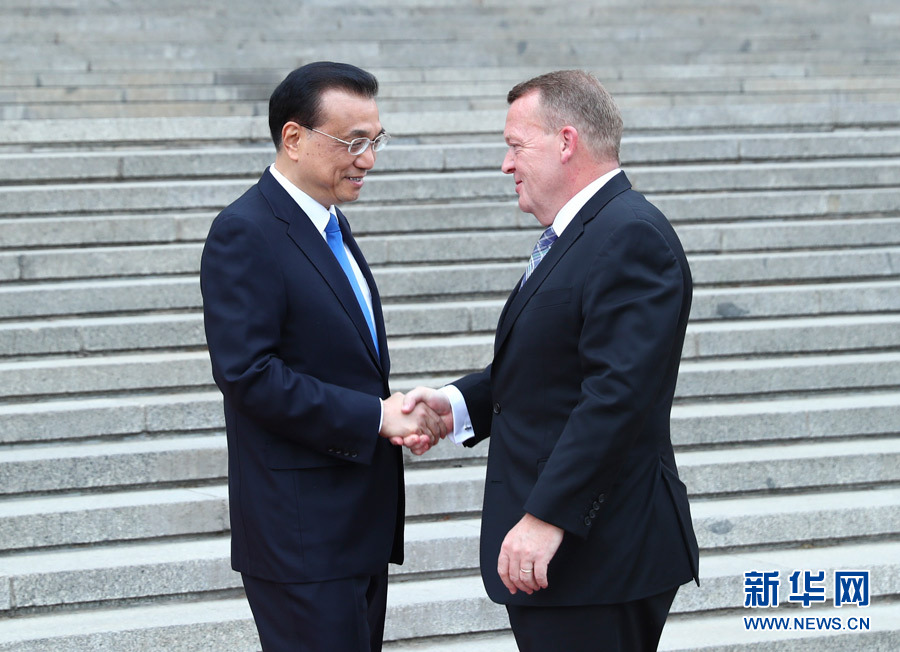 5月3日,国务院总理李克强在北京人民大会堂同来华进行正式访问的丹麦首相拉斯穆森举行会谈。会谈前,李克强在人民大会堂东门外广场为拉斯穆森举行欢迎仪式。新华社记者谢环驰摄 5月3日,国务院总理李克强在北京人民大会堂同来华进行正式访问的丹麦首相拉斯穆森举行会谈。会谈前,李克强在人民大会堂东门外广场为拉斯穆森举行欢迎仪式。新华社记者谢环驰摄