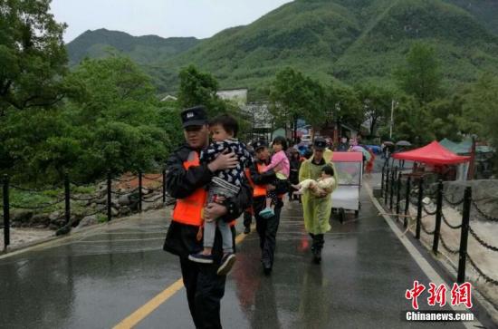 资料图：2016年5月6日12时左右，江西明月山风景区突遇暴雨，导致部分区域山洪暴发，少数滞留在山上的游客被困。