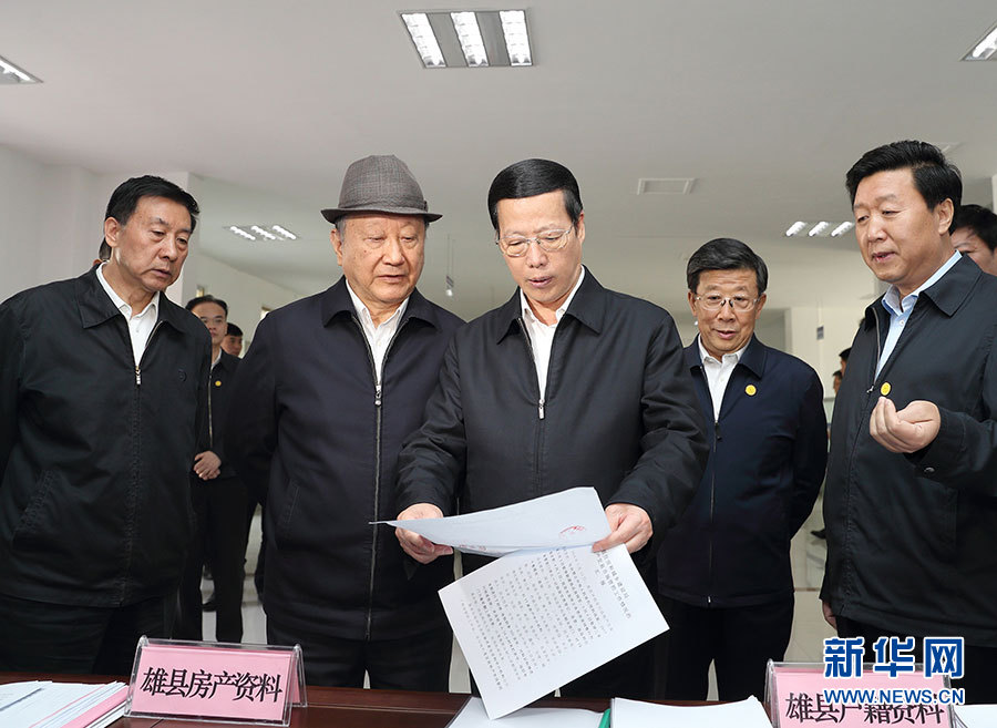 5月6日，中共中央政治局常委、国务院副总理张高丽在河北实地察看和调研雄安新区规划建设有关工作。这是张高丽在雄县公共资源交易中心调研土地、房地产、户籍管控工作。新华社记者 王晔 摄
