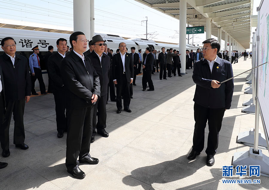 5月6日，中共中央政治局常委、国务院副总理张高丽在河北实地察看和调研雄安新区规划建设有关工作。这是张高丽在容城县白洋淀火车站了解雄安新区铁路、公路、水路等交通情况。新华社记者 王晔 摄