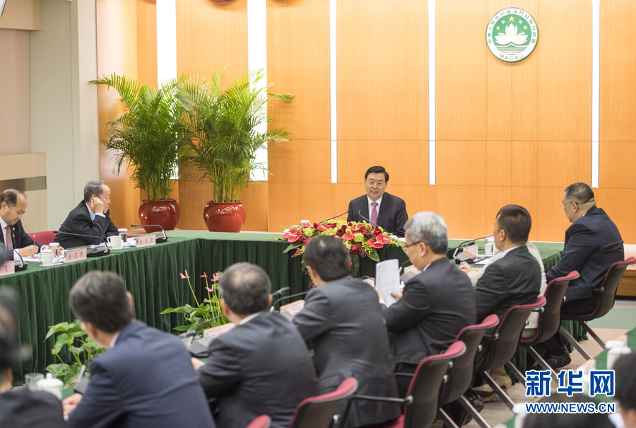 5月8日，全国人大常委会委员长张德江来到澳门特区政府总部视察工作，听取特区政府主要官员的工作汇报。 新华社记者 李学仁 摄