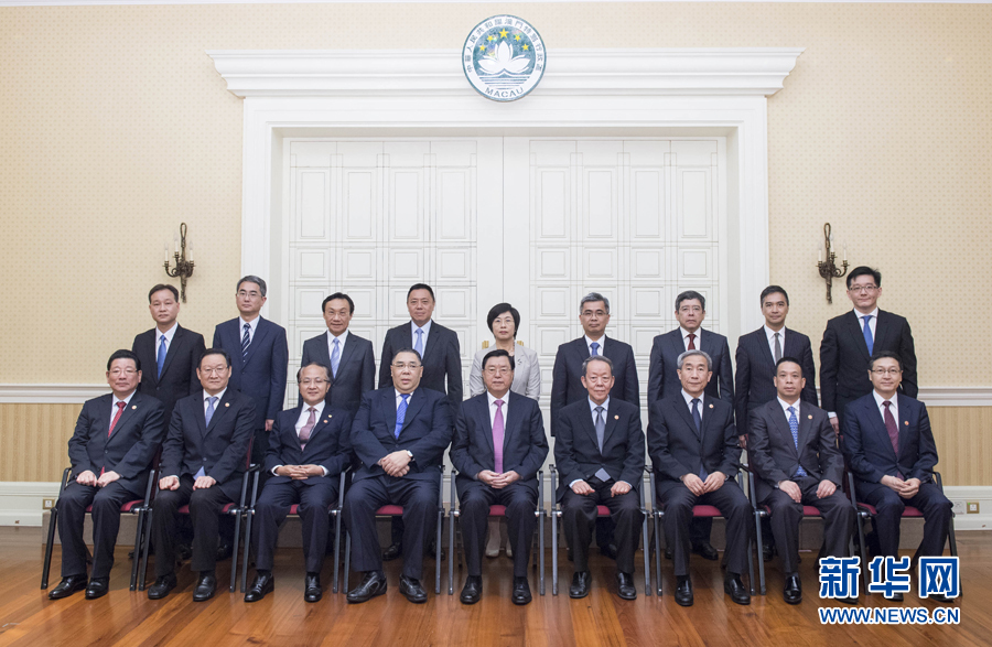 5月8日，全国人大常委会委员长张德江来到澳门特区政府总部视察工作，听取特区政府主要官员的工作汇报。这是张德江与特区政府主要官员等合影。新华社记者 李学仁 摄