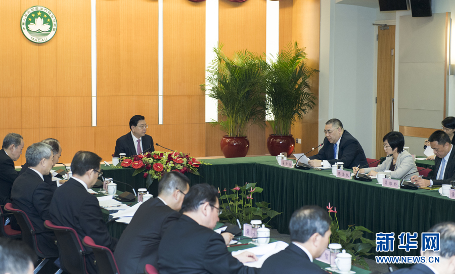 5月8日，全国人大常委会委员长张德江来到澳门特区政府总部视察工作，听取特区政府主要官员的工作汇报。 新华社记者 李学仁 摄