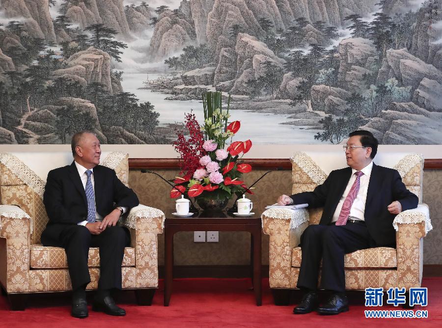 5月8日，全国人大常委会委员长张德江在澳门会见全国政协副主席何厚铧。 新华社记者 庞兴雷 摄