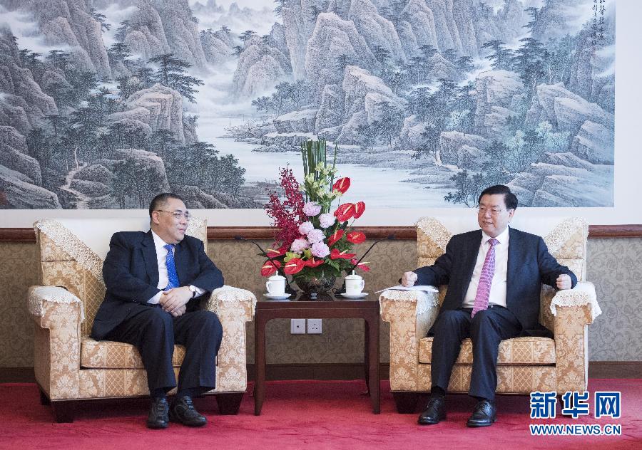 5月8日，全国人大常委会委员长张德江在澳门会见澳门特区行政长官崔世安。 新华社记者 李学仁 摄