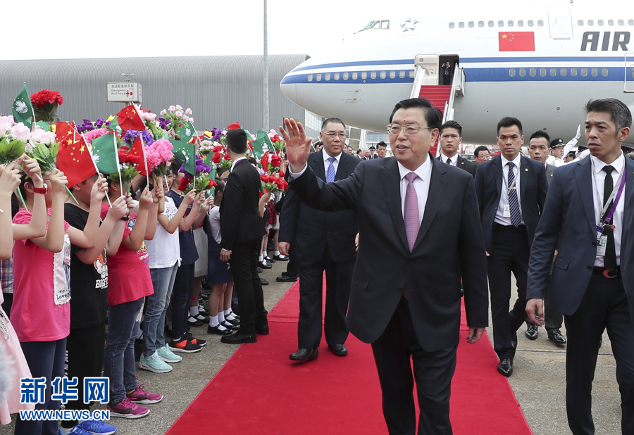 5月8日，中共中央政治局常委、全国人大常委会委员长张德江抵达澳门国际机场，开始对澳门特别行政区的视察。 新华社记者 庞兴雷 摄