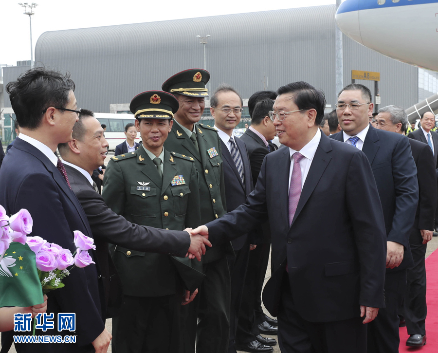 5月8日，中共中央政治局常委、全国人大常委会委员长张德江抵达澳门国际机场，开始对澳门特别行政区的视察。 新华社记者 庞兴雷 摄