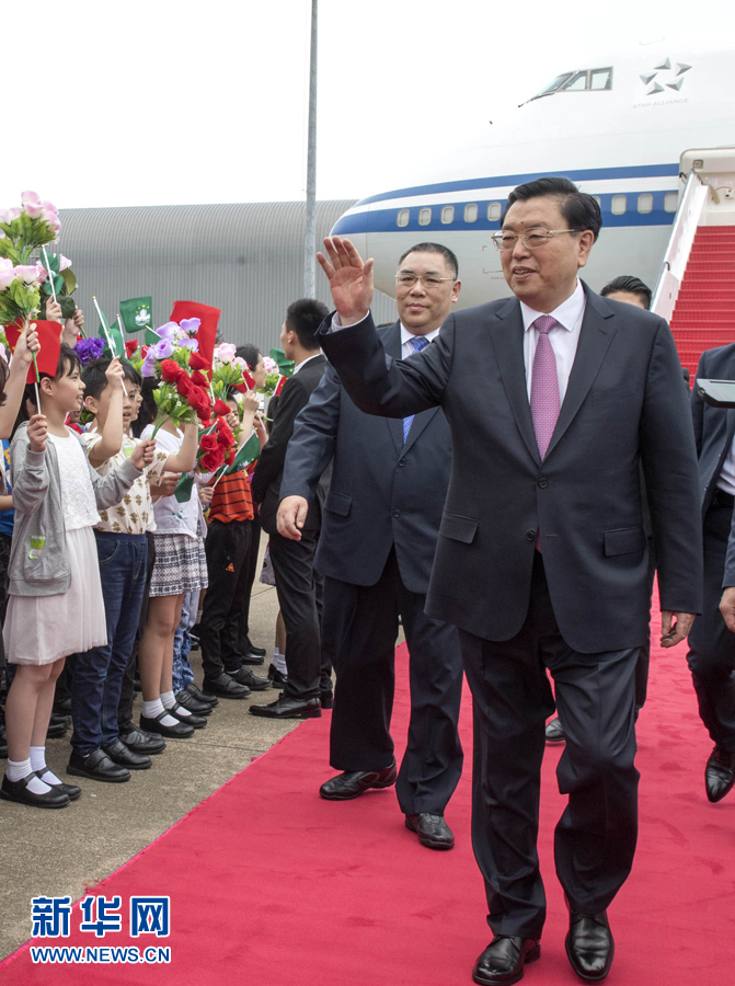 5月8日，中共中央政治局常委、全国人大常委会委员长张德江抵达澳门国际机场，开始对澳门特别行政区的视察。 新华社记者 李学仁 摄