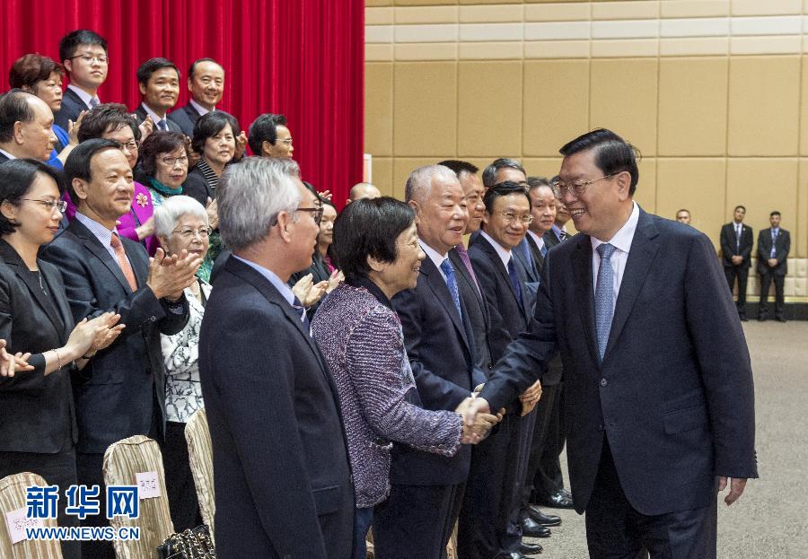 5月9日，全国人大常委会委员长张德江在澳门东亚运动会体育馆与澳门社会各界人士代表座谈。这是张德江与代表握手。 新华社记者 李学仁 摄