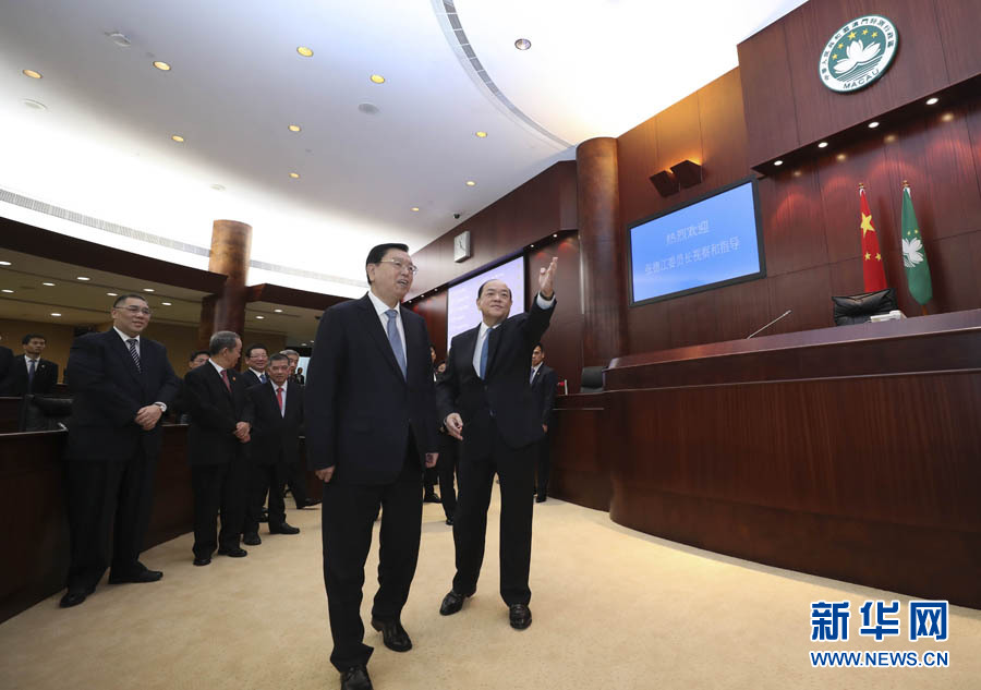 5月9日，全国人大常委会委员长张德江视察澳门特别行政区立法和司法机关。这是张德江在澳门特区立法会参观全体会议厅。 新华社记者 庞兴雷摄