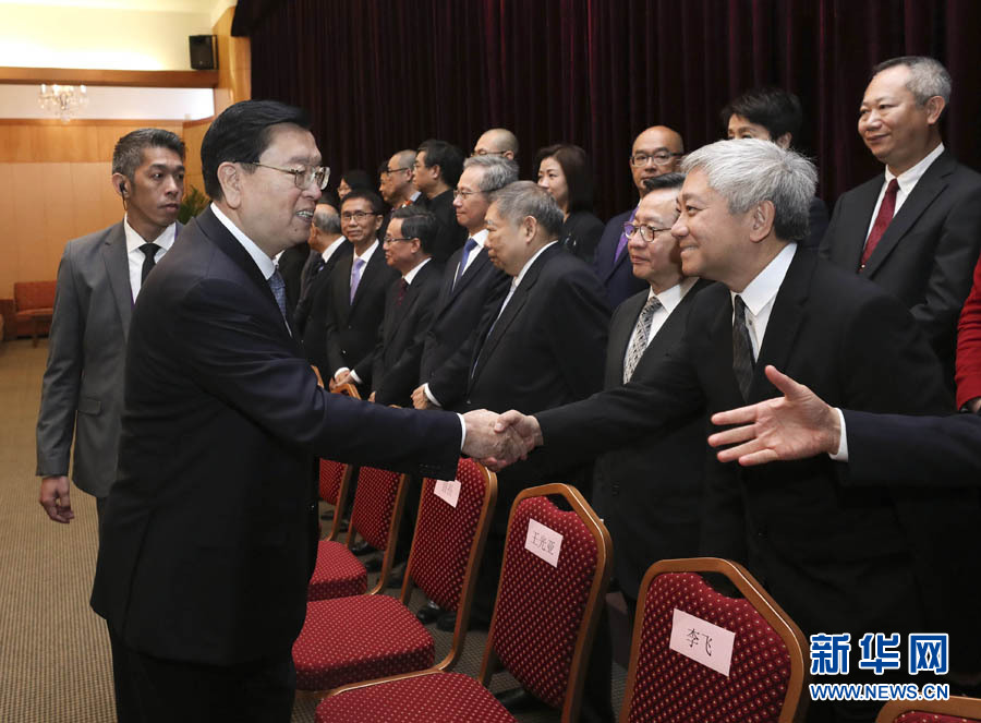 5月9日，全国人大常委会委员长张德江视察澳门特别行政区立法和司法机关。这是张德江在澳门特区立法会与议员握手。 新华社记者 庞兴雷 摄