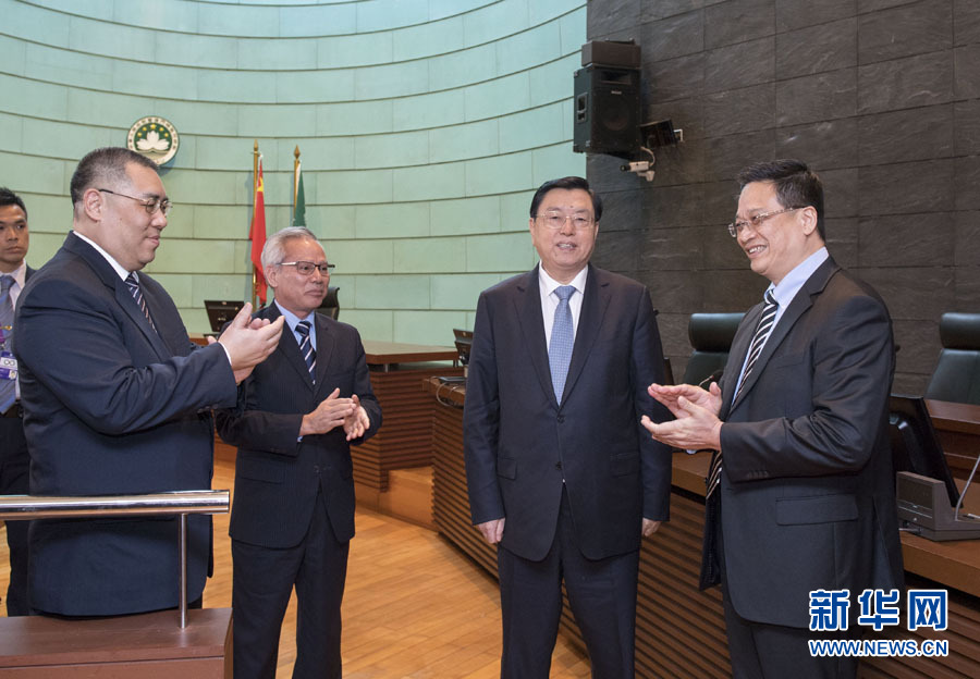 5月9日，全国人大常委会委员长张德江视察澳门特别行政区立法和司法机关。这是张德江在澳门终审法院参观审判法庭。 新华社记者 李学仁 摄