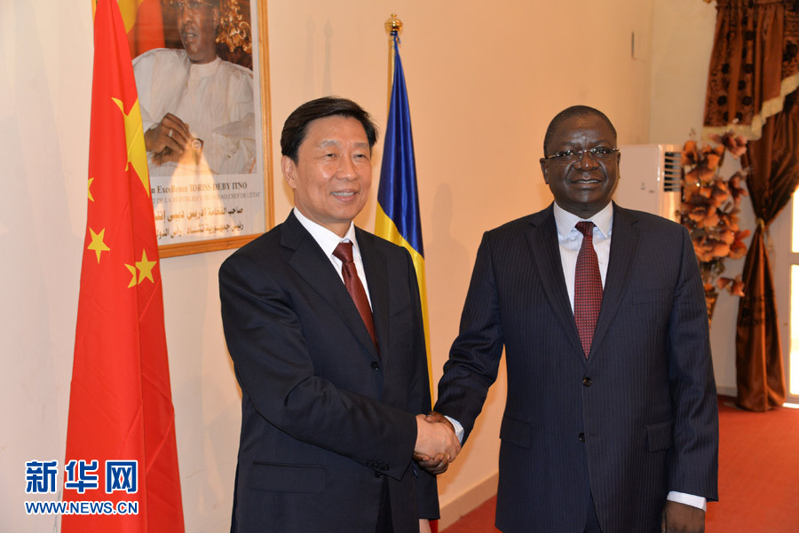 5月9日，查德總理帕達克（右）在恩賈梅納會見到訪的中國國家副主席李源潮。 新華社記者喬本孝攝