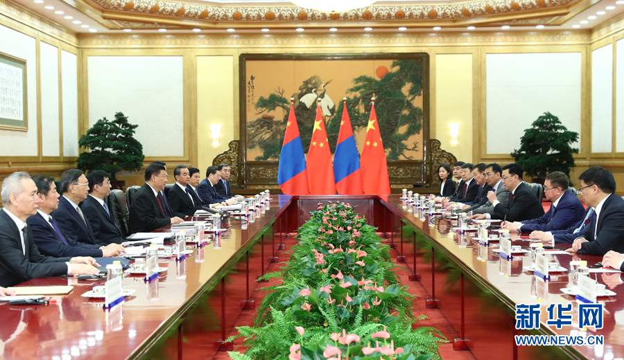 5月12日，国家主席习近平在北京人民大会堂会见来华出席“一带一路”国际合作高峰论坛的蒙古国总理额尔登巴特。 新华社记者 谢环驰 摄