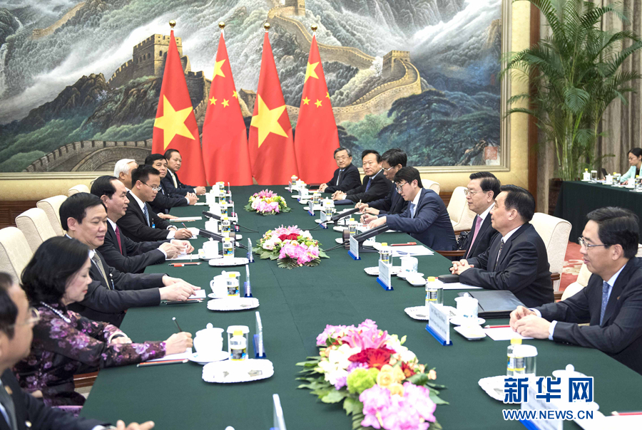 5月12日,中共中央政治局常委、全国人大常委会委员长张德江在北京人民大会堂会见越南国家主席陈大光。 新华社记者李涛摄 5月12日,中共中央政治局常委、全国人大常委会委员长张德江在北京人民大会堂会见越南国家主席陈大光。 新华社记者李涛摄