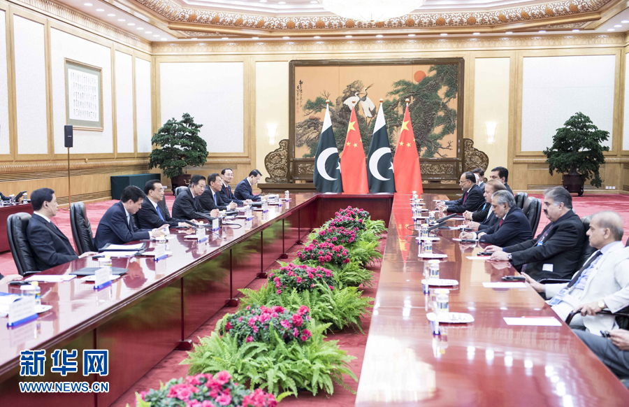 5月13日，国务院总理李克强在北京人民大会堂会见来华出席&ldquo;一带一路&rdquo;国际合作高峰论坛的巴基斯坦总理谢里夫。新华社记者 李涛 摄