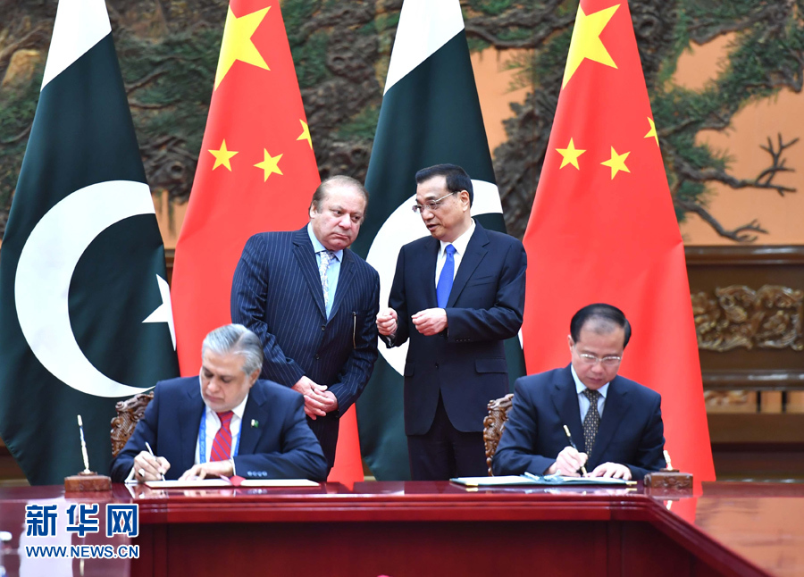 5月13日，国务院总理李克强在北京人民大会堂会见来华出席&ldquo;一带一路&rdquo;国际合作高峰论坛的巴基斯坦总理谢里夫。这是会见后，两国总理共同见证双方经济技术等领域合作文件的签署。新华社记者 李涛 摄