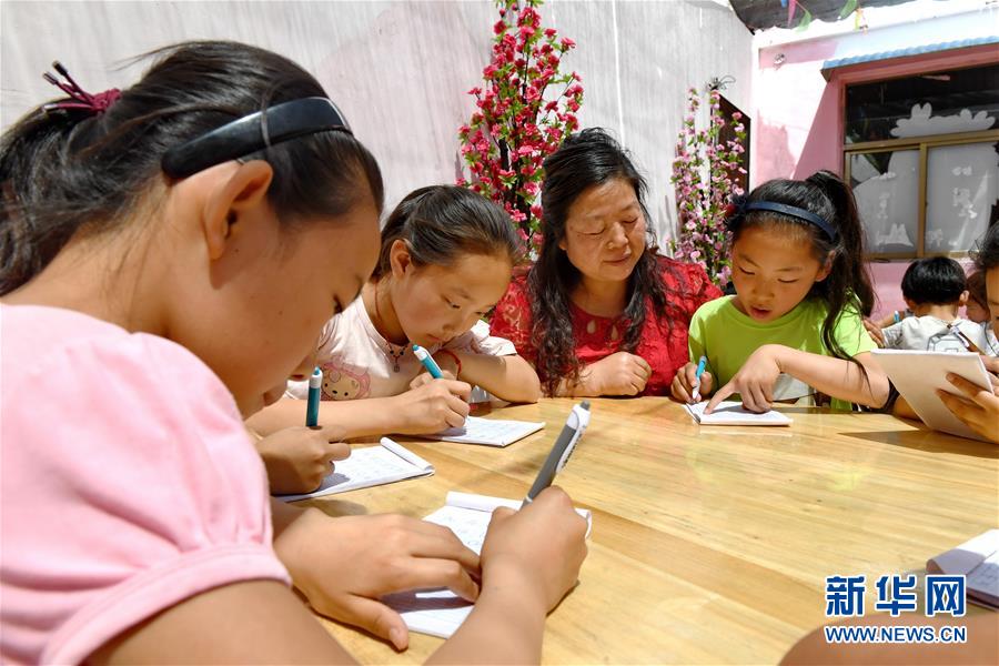 （社会）（2）&ldquo;代理妈妈&rdquo;陈玉文为孤困儿童撑起一片天