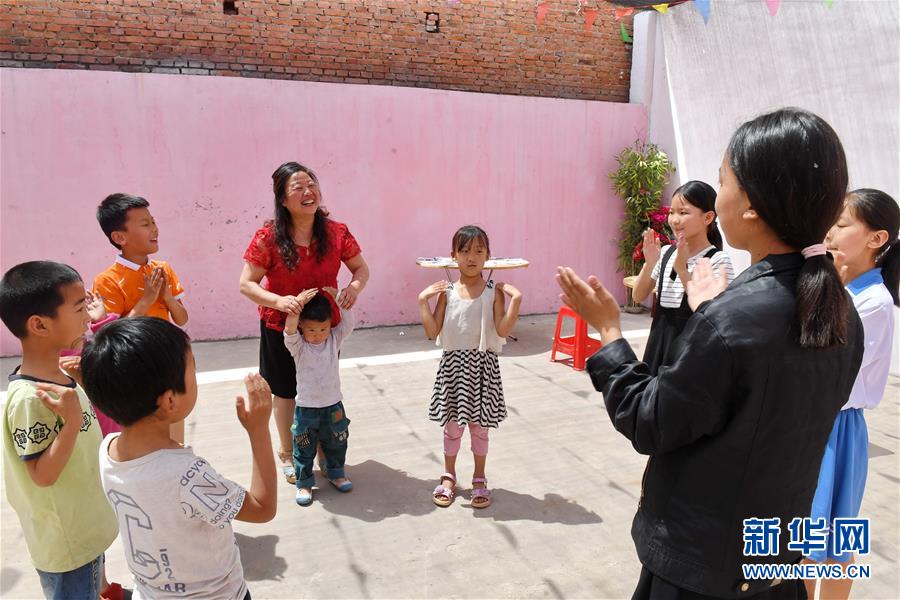 （社会）（3）&ldquo;代理妈妈&rdquo;陈玉文为孤困儿童撑起一片天